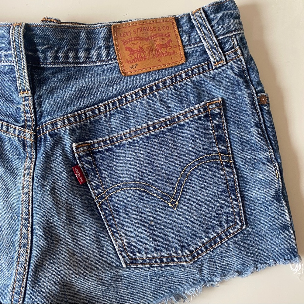 Levi’s 501 denim shorts medium wash - Picture 3 of 8